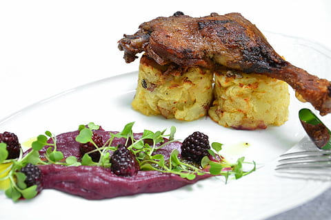 Pato, repollo, Mora, comida, comida y bebida, carne, plato, listo para comer, frescura, de cerca, naturaleza muerta, adentro, vegetal, alimentación saludable, tamaño de la porción, asado, nadie, bienestar, foto de estudio, Fondo blanco, carne de pollo, indulgencia, carne blanca, tentación, cena, adornar, carne de cordero, 2K, CC0, dominio público, libre de derechos