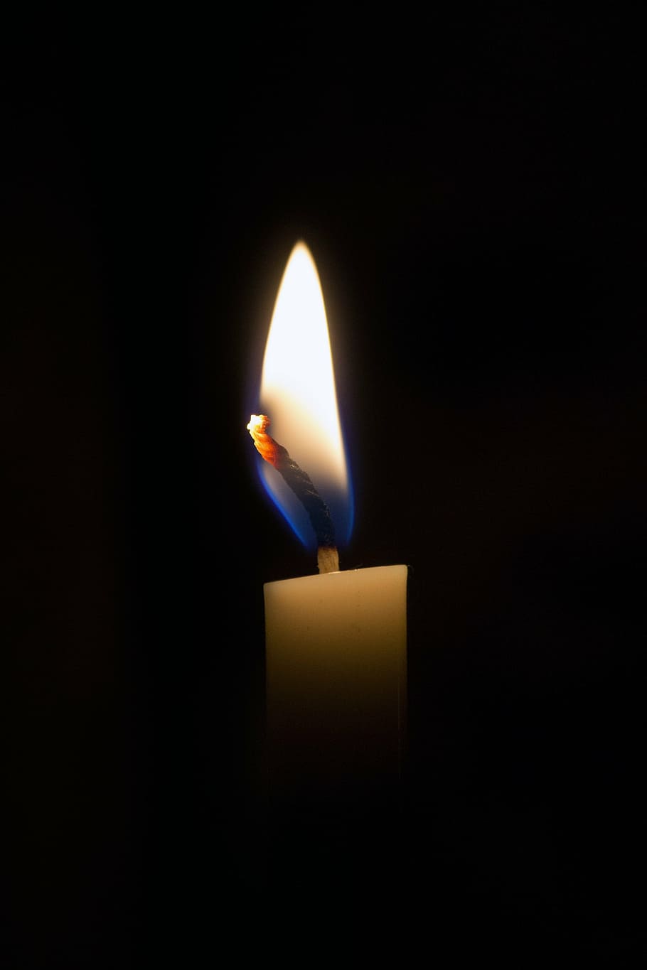 lys, ild, belysning, varme, brænding, nat, flamme, brand - naturligt fænomen, varme - temperatur, sort baggrund, mørk, indendørs, studio skud, kopiere plads, belyst, tæt på, natur, ingen mennesker, glødende, hjemlige værelse, lys - naturligt fænomen, enkelt objekt, mørkt rum, lysstyrke, lys ved enden af ​​tunnelen, 4K