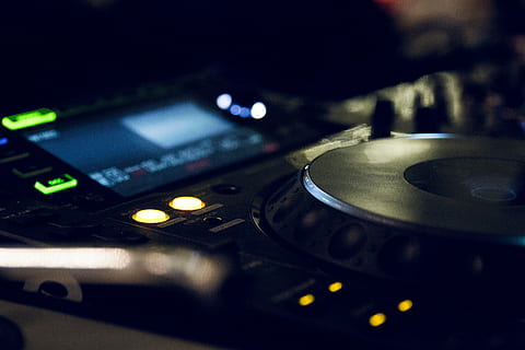 selettivo, fotografia a fuoco, trasformato, messa a fuoco selettiva, fotografia, acceso, controller dj, musica, suono, piatto, tecnologia, stereo, divertimento, discoteca, equipaggiamento audio, disco, vita notturna, attrezzatura, cultura artistica e intrattenimento, in casa, avvicinamento, nessuno, attrezzatura per la registrazione del suono, controllo, strumento musicale, in stile retrò, mixer audio, attrezzatura musicale, studio, concentrarsi sulle conoscenze acquisite, miscelazione, 5K, CC0, dominio pubblico, privo di copyright