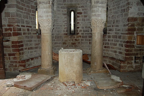 tremblement de terre, crypte, effondrer, abandonné, mur de briques, à l'intérieur, endommagé, la fenêtre, structure construite, brique, architecture, mur, construction de murs, vieux, personne, journée, bâtiment, l'histoire, déclin, altéré, obsolète, le passé, détérioration, sale, colonne architecturale, désordonné, 2K, CC0, domaine public, libre de droits