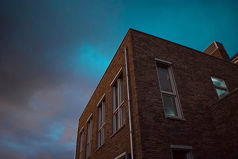 niedrig, Winkel Fotografie, braun, Beton, Gebäude, Wurm, Aussicht, kleiner Winkel, Fotografie, gemauert, Nachtzeit, Fenster, Backstein, Fassade, Residenz, die Architektur, Gebäudehülle, gebaute Struktur, Haus, Himmel, keine Leute, draußen, Architektur und Gebäude, Wohnhaus, Flachwinkelansicht, wolke - himmel, Wohngegend, Natur, Wohneigentum, Tag, Blau, Stadt, kopieren sie platz, Wohnung, 5K, CC0, gemeinfrei, lizenzfrei
