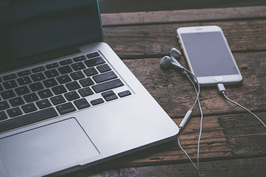iphone, visning, sort, skærm, ved siden af, macbook, bord, computer, skrivebord, apparat, øretelefoner, elektronik, tastatur, laptop macbook, mobiltelefon, smartphone, teknologi, trådløs teknologi, meddelelse, forbindelse, bærbar, bærbar informationsenhed, computerudstyr, ingen mennesker, computer tastatur, indendørs, kabel, stilleben, høj vinkel visning, musik, tæt på, smart telefon, dag, blank, 4K