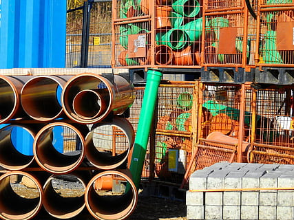 construcció, lloc, material, construir, treball de construcció, tub de tub, indústria, industria de la construcció, canonada, tub, acer, arquitectura, cap gent, dia, estructura construïda, exterior de l'edifici, metall, a l'aire lliure, fàbrica, lloc de construcció, pila, gran grup d'objectes, equipament, contenidor, aigua, ciutat, edifici, llum solar, equipament industrial, 4K, CC0, domini públic, lliure de regalies