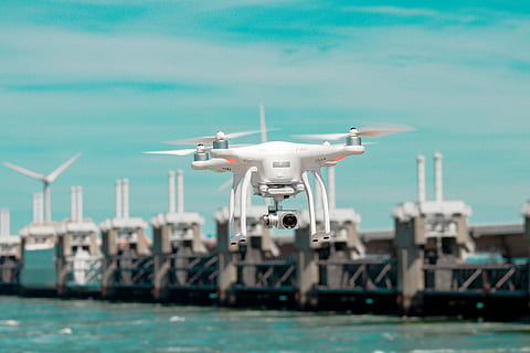 selektiv, fokus fotografering, hvit, drone, svevende, kropp, vann, kamera, teknologi, himmel, lys, fantom 3, Dji, demning, vindmølle, propell, havn, stow, holland, bro, transport, hav, luftfartøy, transportmiddel, industri, fly, ingen folk, bevegelse, flyplassen, marinen, godstransport, natur, flying, flyplass rullebane, virksomhet, kommunikasjon, utendørs, reise, ankomst, 5K, CC0, offentlig domene, opphavsrett gratis