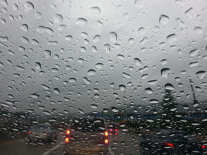 Straße, Fenster, Rinnsal, transparent, fallen, nass, Regen, Glas - Material, Wasser, keine Leute, Kraftfahrzeug, Transportmittel, Transport, Auto, Natur, drinnen, Fahrzeuginnenraum, Regenzeit, Landfahrzeug, Himmel, Regentropfen, Glas, 2K, CC0, gemeinfrei, lizenzfrei