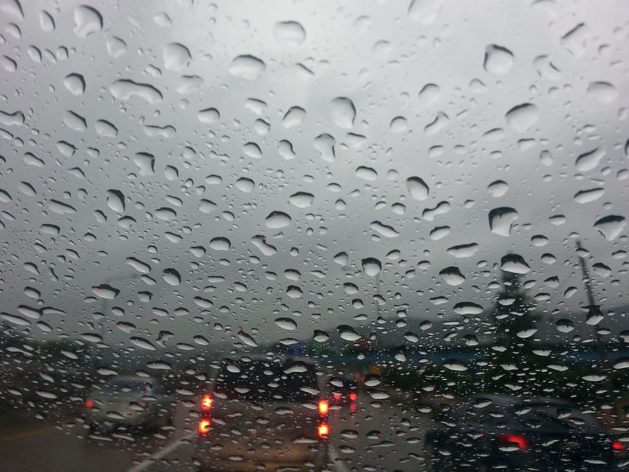 Straße, Fenster, Rinnsal, transparent, fallen, nass, Regen, Glas - Material, Wasser, keine Leute, Kraftfahrzeug, Transportmittel, Transport, Auto, Natur, drinnen, Fahrzeuginnenraum, Regenzeit, Landfahrzeug, Himmel, Regentropfen, Glas, 2K