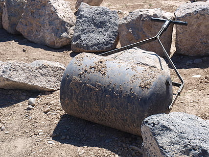 anivellador, corró, eina, metall, pesat, construcció, equipament, treballar, nivell, edifici, objectes / equips, cap gent, rock - object, espatllat, platja, dia, a l'aire lliure, rock, sòlid, naturalesa, llum solar, terra, primer pla, pedra - objecte, vista d’angle alt, vell, rovellat, abandonat, aspre, sorra, 1080P, CC0, domini públic, lliure de regalies