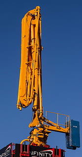 bomba de formigó, bomba, bomba, construcció, bomba, ciment, edifici, canonades, groc, brillant, màquina, indústria, cel blau, transport de mercaderies, maquinària, equipament industrial, blau, vista d’angle baix, cel, grua - maquinària de construcció, naturalesa, cel clar, cap gent, metall, industria de la construcció, arquitectura, a l'aire lliure, estructura construïda, dia, desenvolupament, còpia espai, llum solar, maquinària de construcció, equips de construcció, 2K, CC0, domini públic, lliure de regalies
