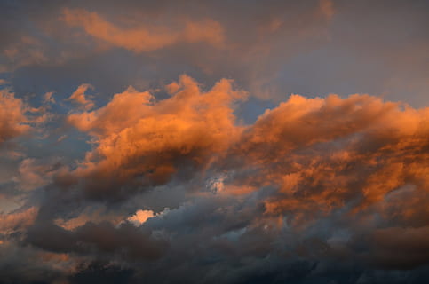 wolken, zonsondergang, hemel, zonsondergang kleuren, schemering, zonsondergangzon, licht, bewolkt, natuur, wolk - lucht, schoonheid in de natuur, dramatische hemel, cloudscape, scenics - natuur, geen mensen, achtergronden, Oranje kleur, lage hoekweergave, kalmte, storm, humeurige lucht, atmosfeer, milieu, rustige scène, bewolking, buitenshuis, wind, meteorologie, 4K, CC0, publiek domein, royaltyvrij