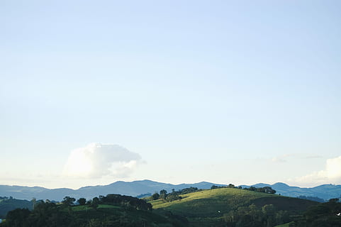 Grün, Grasberg, tagsüber, grünes Gras, Natur, Berg, szenen, draußen, Himmel, Landschaft, Hügel, Blau, Baum, Wald, wolke - himmel, Tag, Sommer-, keine Leute, Ruhe, Szenen - Natur, Schönheit in der Natur, Gebirge, Umgebung, ruhige Szene, kopieren sie platz, Nicht-städtische Szene, idyllisch, Pflanze, Sonnenlicht, Gipfel, 1080P, CC0, gemeinfrei, lizenzfrei