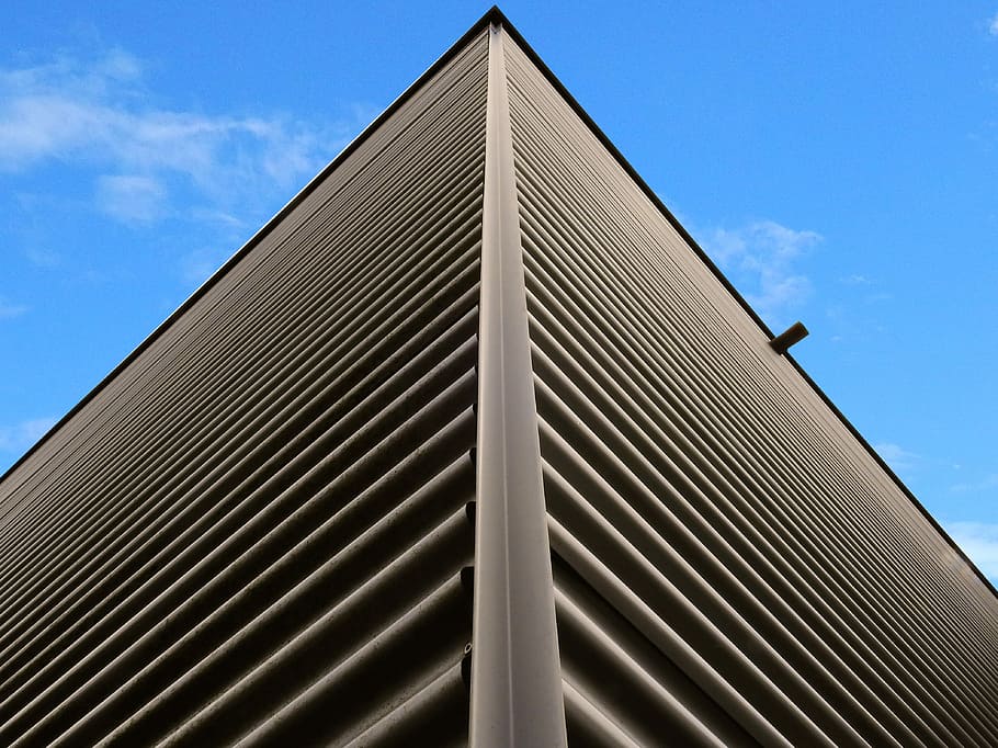 costruzione, facciata, lamiera, foglio, metallo, lamiera ondulata, angolo, bordo, architettura, geometria, moderno, industria, costruzione industriale, forma triangolare, esterno dell'edificio, cielo, struttura costruita, all'aperto, Inquadratura dal basso, nessuno, giorno, nuvola - cielo, natura, luce del sole, blu, modello, città, edificio per uffici esterno, color argento, 4K