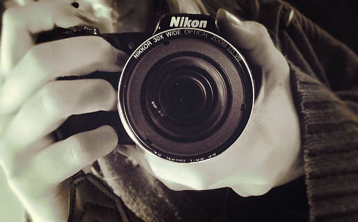 kamera, spejl, makro, bedrift, kamera - fotografisk udstyr, en person, menneskelig hånd, indendørs, hånd, teknologi, objektiv - optisk instrument, fotografering temaer, menneskelig kropsdel, tæt på, fotografisk udstyr, fotografere, aktivitet, rigtige mennesker, voksen, uigenkendelig person, digitalt kamera, SLR kamera, fotograf, finger, 1080P, CC0, offentligt domæne, royaltyfrie