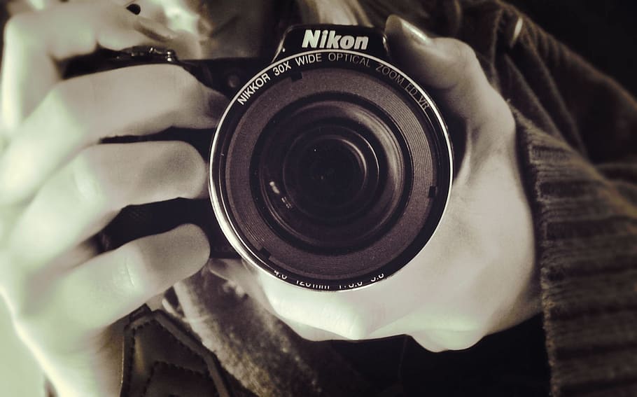 kamera, spejl, makro, bedrift, kamera - fotografisk udstyr, en person, menneskelig hånd, indendørs, hånd, teknologi, objektiv - optisk instrument, fotografering temaer, menneskelig kropsdel, tæt på, fotografisk udstyr, fotografere, aktivitet, rigtige mennesker, voksen, uigenkendelig person, digitalt kamera, SLR kamera, fotograf, finger, 1080P