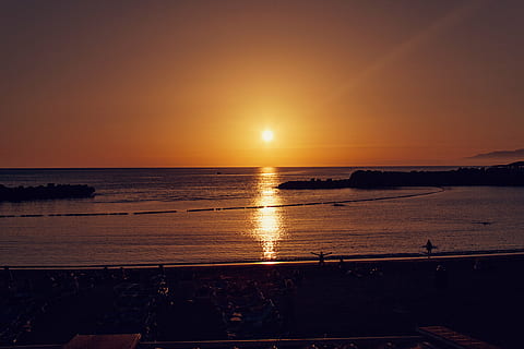 retroilluminato, spiaggia, calma, crepuscolo, sera, orizzonte, isola, paesaggio, luce, natura, oceano, all'aperto, riflessione, rocce, sabbia, mare, paesaggio marino, riva del mare, silhouette, cielo, estate, sole, raggio di sole, Alba, tramonto, Surf, viaggio, acqua, scenics - natura, bellezza nella natura, la tranquillità, scena tranquilla, terra, luce del sole, idilliaco, orizzonte sull'acqua, nessuno, 2K, CC0, dominio pubblico, privo di copyright