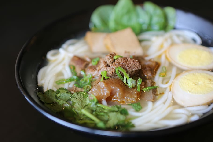 fotografia macro, ramen, servit, negre, bol, sopar, menjar, ou, vedella, fideus, espaguetis, herbes, placa, taiwanès, xinès, grub, asiàtic, raman, menjar i beguda, frescor, llest per menjar, a l'interior, alimentació saludable, primer pla, carn, benestar, menjar asiàtic, vegetals, cap gent, menjar xinès, enfocament selectiu, pasta, menjar italià, indulgència, decorar, fons negre, temptació, vaixella, menjar japonès, 5K