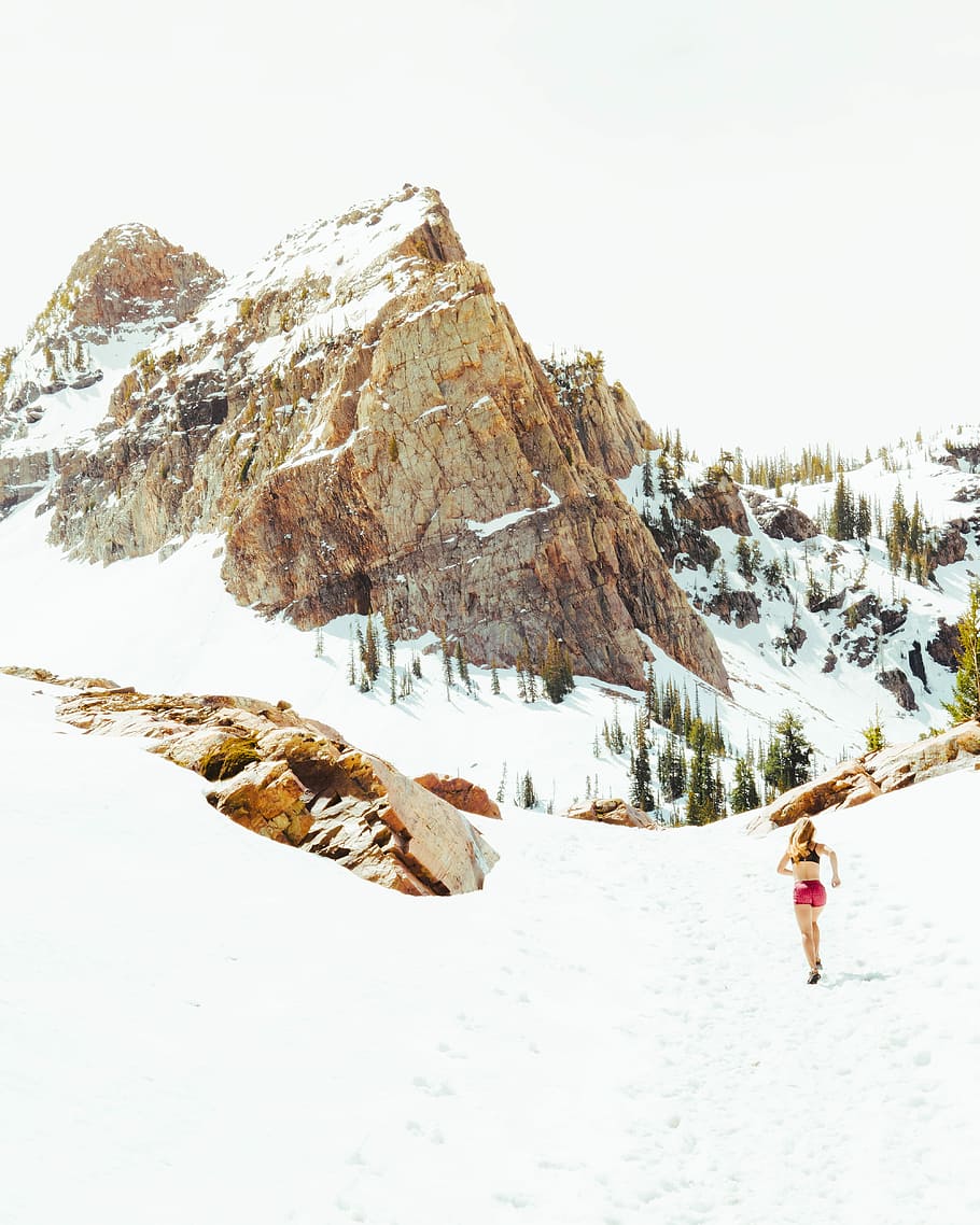 dona, rosa, curts, corrent, muntanya, cap a, neu, cobert, correr, trail running, ruta, pic, a l'aire lliure, corredor, persona, noia, blanc, noia corrent, brillant, desert, femella, jove, senyora, cabell llarg, hivern, temperatura de fred, bellesa a la natura, una persona, persones reals, escenics - natura, naturalesa, longitud completa, estils de vida, activitat d'oci, cel, Color blanc, dia, cobertura, vista del darrere, tranquil·litat, escena tranquil·la, muntanya nevada, roba calenta, 4K