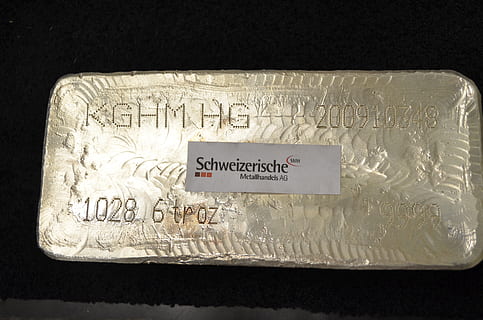 guldbarrer, sølv, værdi, barer, reel værdi, krise forholdsregler, krise, værdifuld, metal, ædelmetal, skinne, pension, modtage, fint sølv, tekst, meddelelse, vestlige script, tæt på, indendørs, ingen mennesker, studio skud, enkelt objekt, sort baggrund, stilleben, ikke-vestlige script, manuskript, nummer, bord, Information, repræsentation, stort bogstav, høj vinkel visning, direkte over, besked, 2K, CC0, offentligt domæne, royaltyfrie