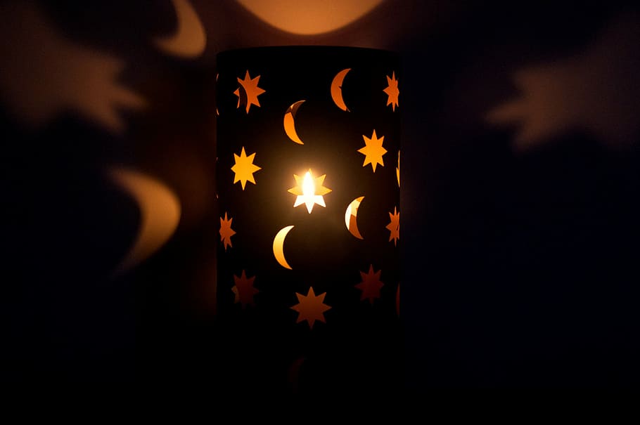 superficiale, fotografia a fuoco, lampada ombra, lampada da tavolo nera, luce, notte, buio, Luna, stelle, forma a stella, forma, sfondo nero, illuminato, in casa, avvicinamento, girato in studio, vista frontale, persone, decorazione, modello, celebrazione, rosso, natura, luce - fenomeno naturale, emozione, giovane adulto, motivo floreale, 2K