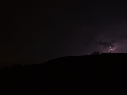 Blitz, dunkel, Wolken, Sturm, Lichtblitz, Gewitter, Himmel, Nacht-, Schönheit in der Natur, Silhouette, Kraft in der Natur, Szenen - Natur, Berg, Landschaft, wolke - himmel, Umgebung, keine Leute, Natur, Leistung, kopieren sie platz, Warnschild, Dramatischer Himmel, draußen, bedrohlich, 4K, CC0, gemeinfrei, lizenzfrei