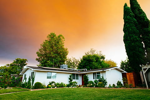 fotografia di paesaggio, casa bungalow, Casa, cielo, albero, struttura, erba, costruzione, sobborgo, prato, foglia, Residenziale, proprietà, alloggiamento, residenza, esterno, tetto, pianta, architettura, struttura costruita, natura, esterno dell'edificio, colore verde, bellezza nella natura, nessuno, all'aperto, estate, campo, quartiere residenziale, terra, scenics - natura, giardino ornamentale, 4K, CC0, dominio pubblico, privo di copyright