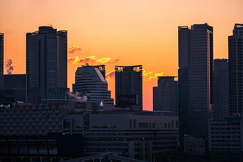 alto, sorgere edifici, tramonto, edifici della città, grattacielo, costruzione, luce del sole, sole, Torre, esterno dell'edificio, struttura costruita, architettura, città, cielo, edificio per uffici esterno, moderno, alto - alto, natura, skyline urbano, paesaggio, nessuno, ufficio, destinazioni di viaggio, colore arancione, paesaggio urbano, all'aperto, distretto finanziario, inquinamento, 5K, CC0, dominio pubblico, privo di copyright