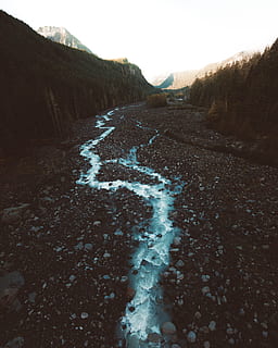 in esecuzione, acqua, circondato, rocce, canale, alto, alberi, fotografia di paesaggio, corpo d'acqua, alberi di pino, montagne, alveo, foresta, natura, paesaggio, all'aperto, Paesaggi, la neve, inverno, nessuno, montagna, strada, freddo - temperatura, giorno, ambiente, la tranquillità, cielo, scena tranquilla, scenics - natura, terra, bellezza nella natura, cielo sereno, mezzi di trasporto, roccia, scena non urbana, sporco, acqua corrente, 4K, CC0, dominio pubblico, privo di copyright