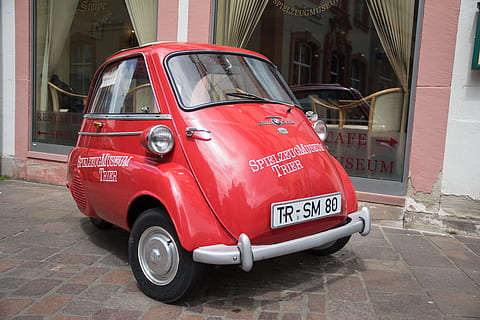 bmw, isetta, automàtic, oldtimer, clàssic, bmw, isetta, raresa, nostàlgic, pkw, vehicle, cotxe, passat de moda, vehicle terrestre, carrer, vell, transport, cotxe d'època, editorial, escena urbana, estil retro, vermell, ciutat, a l'aire lliure, exterior de l'edifici, manera de transport, automòbil, arquitectura, dia, text, estructura construïda, cap gent, guió occidental, comunicació, estacionari, aparcament, 5K, CC0, domini públic, lliure de regalies
