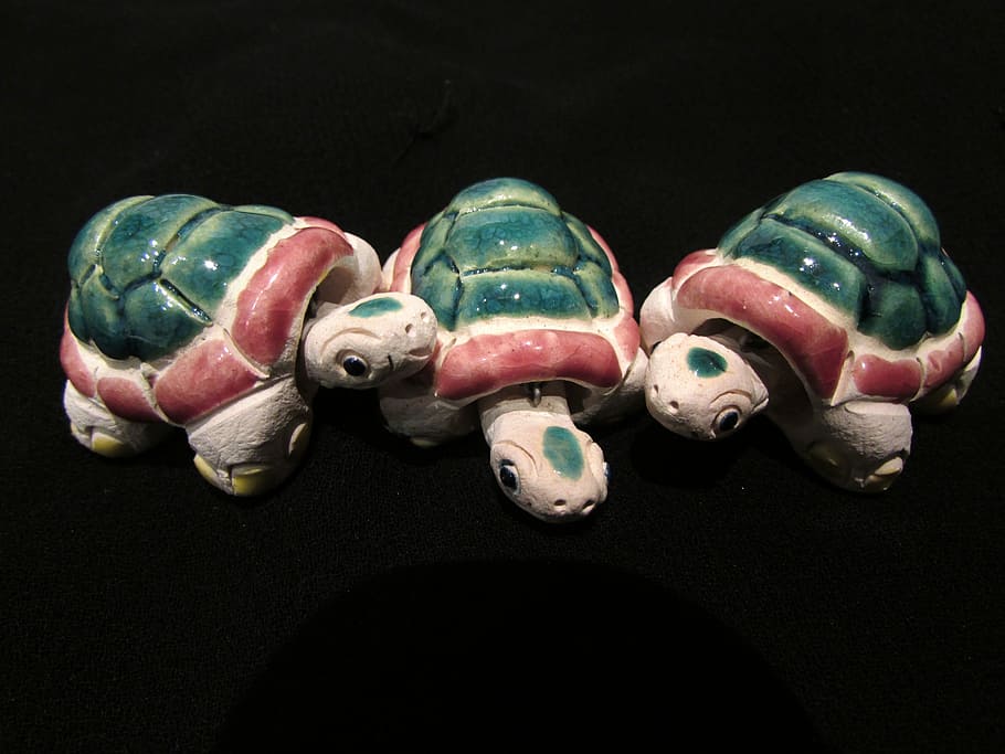 Schildkröte, Keramik, Dekoration, nett, drei, schwarzer Hintergrund, Studioaufnahme, keine Leute, Nahansicht, Tag, drinnen, Stillleben, Variation, Wahl, Kreativität, mehrfarbig, Darstellung, Kunst und Handwerk, Spielzeug, Gruppe von Objekten, Freizeitspiele, menschliche Darstellung, High Angle View, gestalten, Figur, 4K