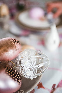 linda, rosado, decoraciones, las flores, amentos, huevos, mesa de pascua, mesa, dulce, vacaciones, decoración, adornos, Pascua de Resurrección, celebracion, lujo, joyería, adentro, enfoque selectivo, de cerca, nadie, riqueza, evento, comida y bebida, eventos de la vida, Boda, naturaleza muerta, comida, centrarse en primer plano, vista de alto ángulo, brillante, evento de celebración, el color blanco, color plateado, joyas de perlas, 5K, CC0, dominio público, libre de derechos