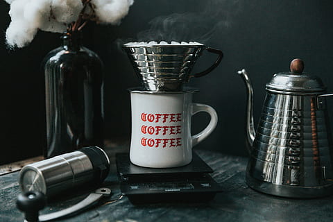 koffiemok, theepot, roestvrij, stalen beker, top, wit, mok, filter, koffie, pot, tech, technologie, binnenshuis, eten en drinken, drinken, kop, geen mensen, verfrissing, studio opname, koffiepot, koffie - drankje, stilleven, voedsel, detailopname, koffiekop, zwarte achtergrond, communicatie, warme drank, giet uitloop, tekst, pitcher - kruik, 5K, CC0, publiek domein, royaltyvrij