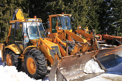 rendegraver, kold, digger, sneplov, loader, sne, traktor, redaktionelle, teknologi, byggemaskiner, transportmidler, transportform, byggebranchen, dag, land køretøj, bulldozer, earth mover, maskineri, byggeplads, industri, vej, konstruktion køretøj, gul, natur, tilfældige mennesker, sollys, udendørs, træ, byggemateriale, 4K, CC0, offentligt domæne, royaltyfrie