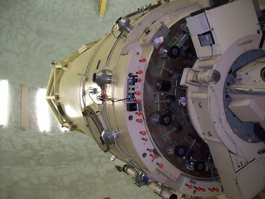 telescopio, tecnologia, astronomia, spazio, cielo, attrezzatura, galassia, veicolo aereo, nessuno, industria aerospaziale, aereo, in casa, giorno, modo di trasporto, motore, cerchio, forma, viaggio, militare, forma geometrica, metallo, macchinario, industria, architettura, mezzi di trasporto, sospeso, Museo, 4K