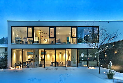caldo, Aperto, casa d'inverno, casa di vetro, attraverso, la neve, coperto, terra, costruzione, moderno, architettura, albero, giardino, esterno dell'edificio, struttura costruita, blu, temperatura fredda, nessuno, finestra, vetro - materiale, inverno, natura, stazione di servizio, illuminato, crepuscolo, riflessione, attività commerciale, giorno, trasparente, all'aperto, tavolo, 4K, CC0, dominio pubblico, privo di copyright