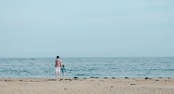 Mann, Kleinkind, Stehen, Ufer, Person, Strand, tagsüber, Ausschau halten, draußen, menschliches Alter, Uhrzeit, Bildtechnik, Erwachsene, Bildtyp, Frau, Naturphänomen, kaukasischer Abstammung, Farbbild, bewegende Tätigkeit, Meer, ethnische Zugehörigkeit, Männer, körperliche Position, nur für Erwachsene, Tag, Urlaube, Standpunkt, Landeigenschaft, Sand, Form der Kommunikation, Küstenmerkmal, kopieren sie platz, Menschen, Natur, Sommer-, in voller Länge, Horizont über Wasser, Rückansicht, Himmel, Wasser, Horizont, Land, Urlaub, Ausflug, Freizeitbeschäftigung, Blick auf Ansicht, 2K, CC0, gemeinfrei, lizenzfrei
