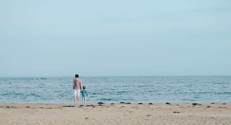 uomo, bambino piccolo, in piedi, riva, persona, riva del mare, giorno, guardando fuori, spiaggia, all'aperto, età umana, ora del giorno, tecnica dell'immagine, adulto, tipo di immagine, donne, fenomeno naturale, etnia caucasica, immagine a colori, attività in movimento, mare, etnia, uomini, posizione fisica, solo adulti, vacanze, punto di vista, caratteristica di terra, sabbia, forma di comunicazione, caratteristica costiera, copia spazio, persone, natura, estate, lunghezza intera, orizzonte sull'acqua, retrovisore, cielo, acqua, orizzonte, terra, vacanza, viaggio, attività di svago, guardando a vista, 2K