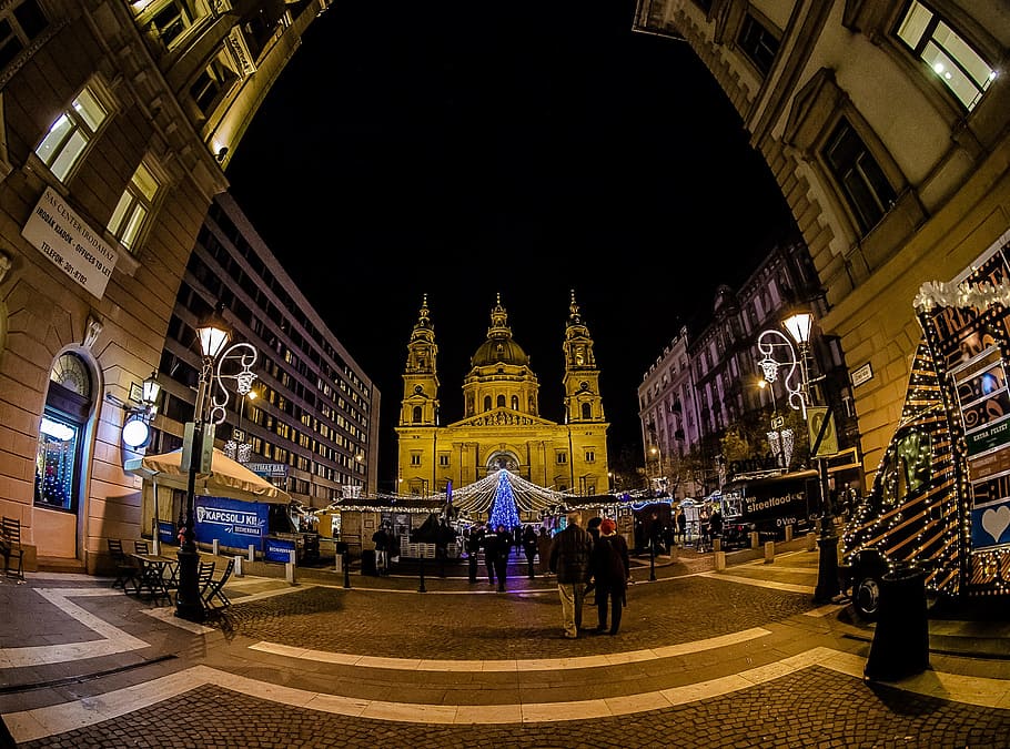 budapest, Avvento, giusto, di notte, luce notturna, luce, albero di Natale, pino, architettura, struttura costruita, destinazioni di viaggio, illuminato, storia, in casa, notte, esterno dell'edificio, costruzione, viaggio, religione, spiritualità, luogo di culto, turismo, credenza, città, gruppo di persone, persone reali, il passato, 1080P