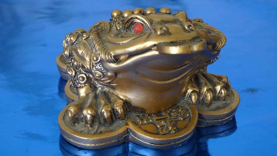 Dekor, Frosch, Geld, Blau, Nahansicht, goldfarben, keine Leute, Tag, Gold, Kunst und Handwerk, Skulptur, Darstellung, Statue, Metall, Kunst, die Architektur, menschliche Darstellung, Religion, Glauben, Kreativität, Antiquität, Geschichte, männliche Ähnlichkeit, aufwendig, Luxus, Blauer Hintergrund, 4K