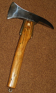 foc, rescat, dispositiu, foc, rescat, tir de l'estudi, marró, sol objecte, cap gent, material de fusta, menjar i beguda, a l'interior, natura morta, primer pla, vista d’angle alt, metall, equipament, vell, agut, gestionar, directament a sobre, Eina de mà, arma, antiguitat, dos objectes, 2K, CC0, domini públic, lliure de regalies