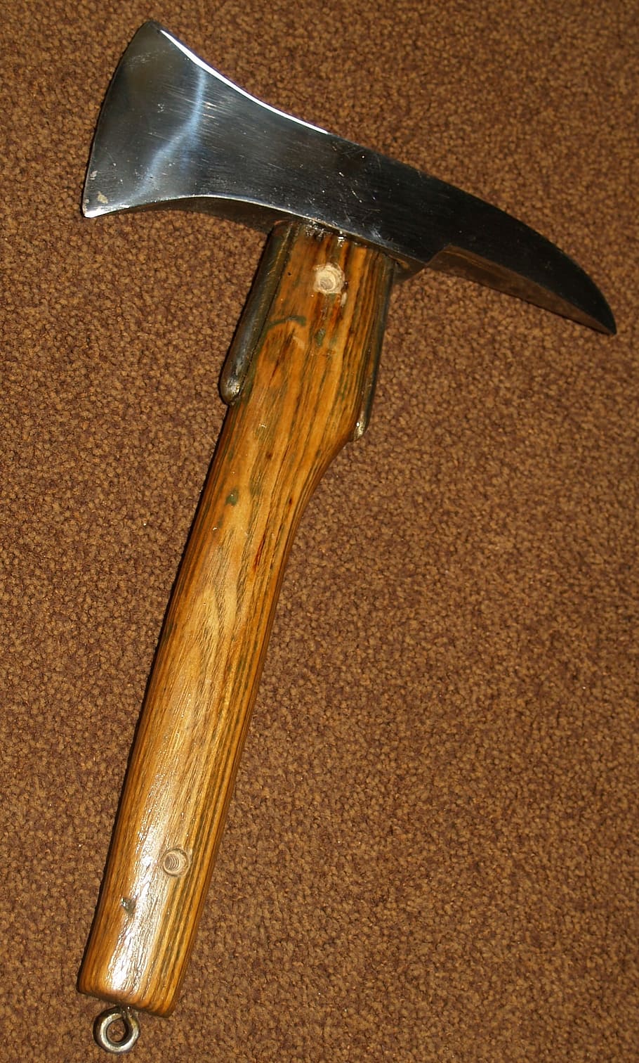 foc, rescat, dispositiu, foc, rescat, tir de l'estudi, marró, sol objecte, cap gent, material de fusta, menjar i beguda, a l'interior, natura morta, primer pla, vista d’angle alt, metall, equipament, vell, agut, gestionar, directament a sobre, Eina de mà, arma, antiguitat, dos objectes, 2K