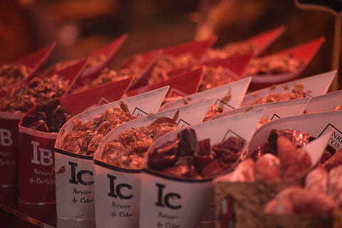 prosciutto, tapas, jamon, iberico, spuntino, fatti in casa, braciole, carne, barbecue, estate, griglia, grigliato, grigliate, delizioso, mangiare, cibo, stagione barbecue, godere, salutare, cibo per la mia salute, pasto, godendo, pranzo, fresco, nutrizione, cibo e bevande, Al dettaglio, mercato, freschezza, scelta, variazione, in vendita, cartellino del prezzo, attività commerciale, in casa, abbondanza, grande gruppo di oggetti, preparativi, messa a fuoco selettiva, nessuno, bancarella, numero, comunicazione, contenitore, ordine, saldi, esposizione al dettaglio, consumismo, tentazione, 5K, CC0, dominio pubblico, privo di copyright