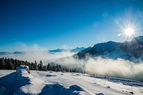 neige, couvert, les montagnes, jour, Montagne, hiver, ciel, Soleil, brouillard, mystique, paysage, des nuages, du froid, bleu, paysage de neige, des arbres, la nature, blanc, forêt, conifères, Suisse, Gurnigel, thun, Gantrisch, Alpes européennes, sommet de la montagne, en plein air, paysages, saison, la glace, température froide, paysages - nature, beauté dans la nature, environnement, lumière du soleil, scène tranquille, arbre, scène non urbaine, tranquillité, plante, rayon de soleil, chaîne de montagnes, personne, reflet, pin, montagne au sommet enneigé, conifère, 5K, CC0, domaine public, libre de droits