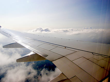 grå flyvemaskinefløj, fly, ali, Sky, flyselskaber, himlen, luft, svinghjul, flyve lufthavn, flyvningen, rejse, ferie, luftfartøj, himmel, flyvinger, sky - himmel, transportform, transportmidler, flyvende, ingen mennesker, natur, Midt i luften, dag, lav vinkel visning, udendørs, på farten, bevægelse, miljø, kommerciel flyvemaskine, over, 2K, CC0, offentligt domæne, royaltyfrie