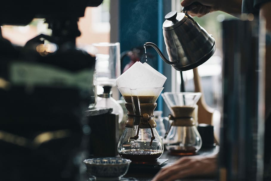 selectiu, foto, gris, olla de metall, metall, olla, cafeteria, cervesa, cafè, beure, passat de moda, cap gent, menjar i beguda, a l'interior, dia, primer pla, refresc, abocament, cafè - beguda, centrar-se en primer pla, enfocament selectiu, natura morta, preparació, Cafetera, equipament per a la llar, vidre, frescor, comptador de barres, 5K