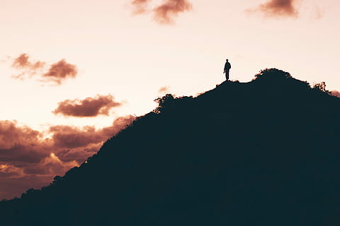 silueta fotografie, osoba, horní, hora, silueta, fotografování, na vrchu, Příroda, nebe, venku, západ slunce, mrak - nebe, nikdo, krása v přírodě, jedna osoba, scenics - příroda, klidné scény, klid, volnočasové aktivity, stojící, dobrodružství, životního stylu, úspěch, aktivita, Skála, horský vrchol, 5K, CC0, veřejná doména, bez autorských práv