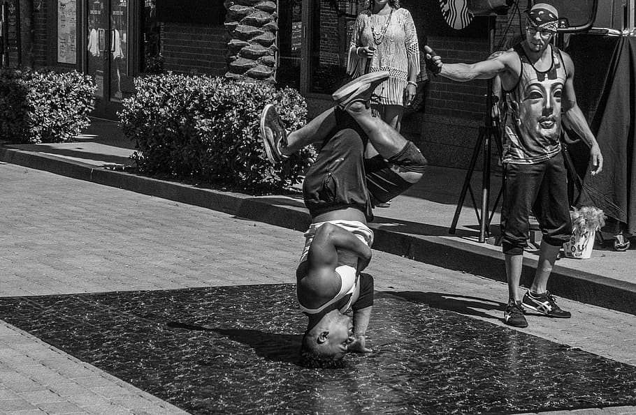música per ballar, ballant, esdeveniment, club, dansa, música, break dance, ritme, blanc i negre, gent, escena urbana, arts i entreteniment, carrer, conceptes i idees, temps, homes, a l'aire lliure, ciutat, moviment, moviment borrós, diversió, esport, longitud completa, persones reals, estils de vida, activitat d'oci, arquitectura, dues persones, estructura construïda, exterior de l'edifici, dia, roba casual, unió, mascles, home jove, adult, 2K