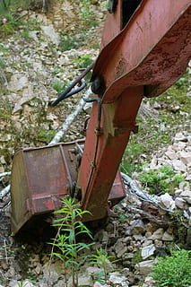 graafmachines, vodje, weide, bouwmachine, oud, Schep, roestig, verlaten, buitenshuis, rood, geen mensen, dag, verouderd, beschadigde, oververmoeid, vervoer, metaal, wijze van transport, afwijzen, verslechtering, land-, natuur, fabriek, veld-, verweerde, landvoertuig, slechte conditie, wiel, geruïneerd, 5K, CC0, publiek domein, royaltyvrij