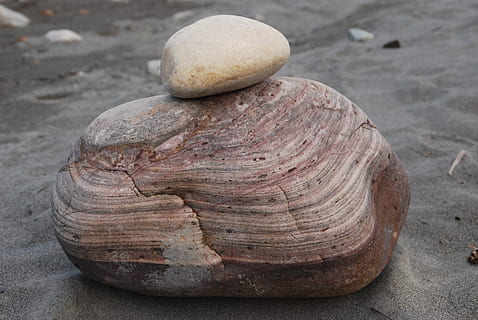 piedra, texturizado, rojizo, cauce, de cerca, sólido, nadie, día, centrarse en primer plano, piedra - objeto, tierra, naturaleza, rock, al aire libre, naturaleza muerta, roca - objeto, playa, áspero, arena, apilar, vista de alto ángulo, solo objeto, Guijarro, 4K, CC0, dominio público, libre de derechos