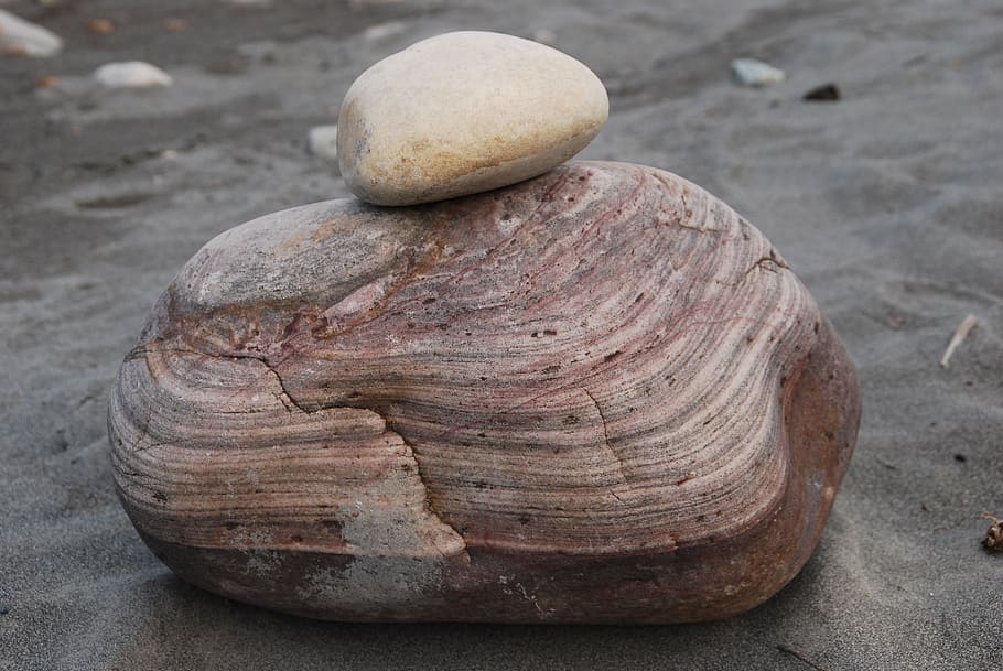 pietra, strutturato, rossastro, alveo, avvicinamento, solido, nessuno, giorno, concentrarsi sulle conoscenze acquisite, pietra - oggetto, terra, natura, roccia, all'aperto, natura morta, roccia - oggetto, spiaggia, ruvido, sabbia, pila, vista dall'alto, singolo oggetto, ciottolo, 4K