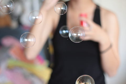 dona, portar, negre, dipòsit, superior, bufat, bombolles, bombolles de sabó, esfera, sabó, transparent, cercle, diversió, rodó, brillant, oci, reflexió, juganer, frescor, infància, forma, adult, una persona, dones, adult jove, a l'interior, enfocament selectiu, vista frontal, estils de vida, primer pla, dones joves, moda, bola de disc, vida nocturna, celebració, dona guapa, 4K, CC0, domini públic, lliure de regalies