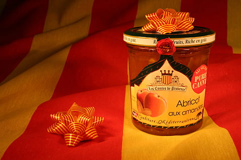 fransk, marmelade, mad, morgenmad, frisk, spise, snack, gourmet, morgen, måltid, frugt, lækker, sukker, velsmagende, nærende, børn, abrikos, mandel, tekst, indendørs, ingen mennesker, meddelelse, bord, tæt på, stilleben, manuskript, ikke-vestlige script, rød, repræsentation, Kunst og håndværk, vestlige script, dyr repræsentation, beholder, høj vinkel visning, papir, ferie, kreativitet, festival, 2K, CC0, offentligt domæne, royaltyfrie